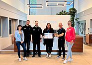 Ein Abschlussfoto von Frau Avsar mit Frau Frühauf vom IHK-Bildungszentrum und Team von DELL